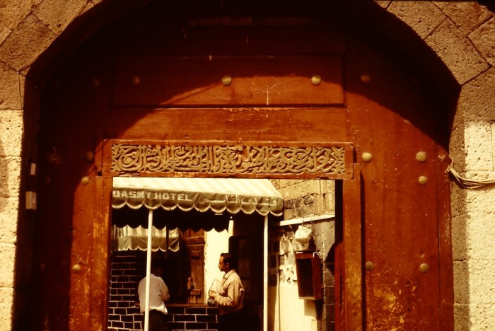 Toegangspoort van het al-Gasmi-hotel in Sana'a.