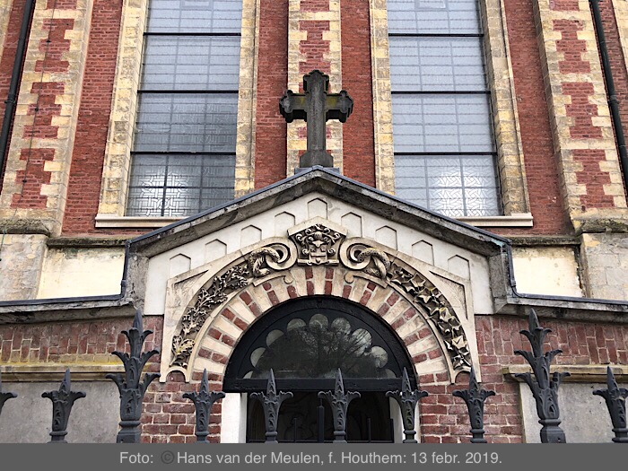 Versiering boven de ingang van de grafkelder