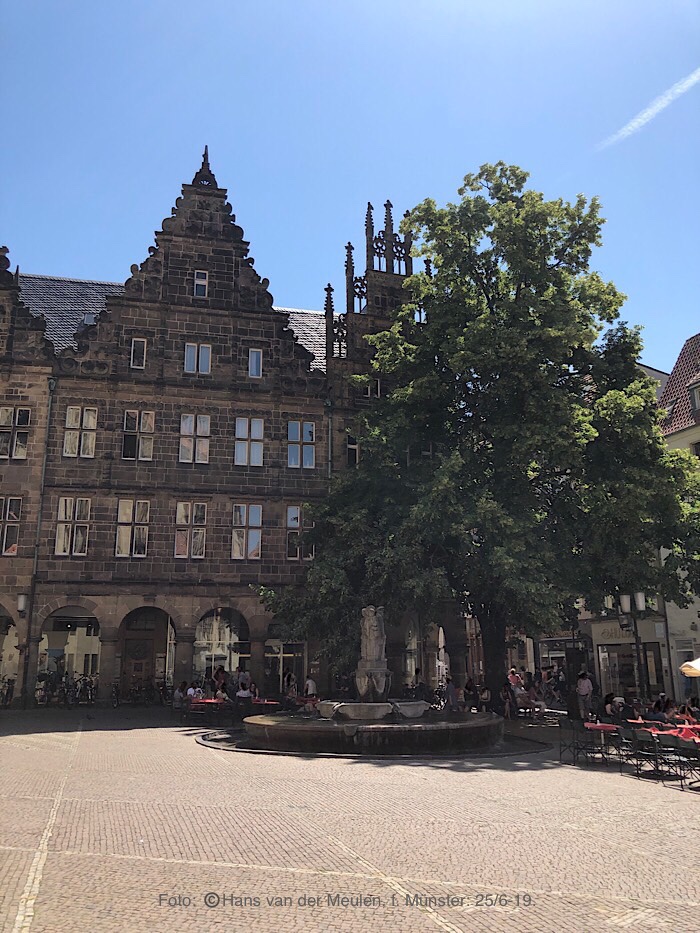 Lambertikirchplatz met Lambertusfontein, rechts de Salzstraße
