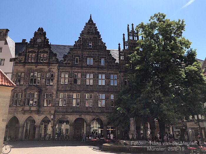 Lambertikirchplatz met Lambertusfontein, rechts de Salzstraße
